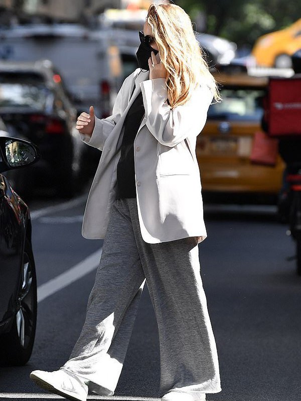 NYC Jennifer Lawrence Oversized beige Blazer