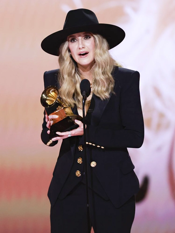 Grammy Awards 2024 Lainey Wilson Black Coat