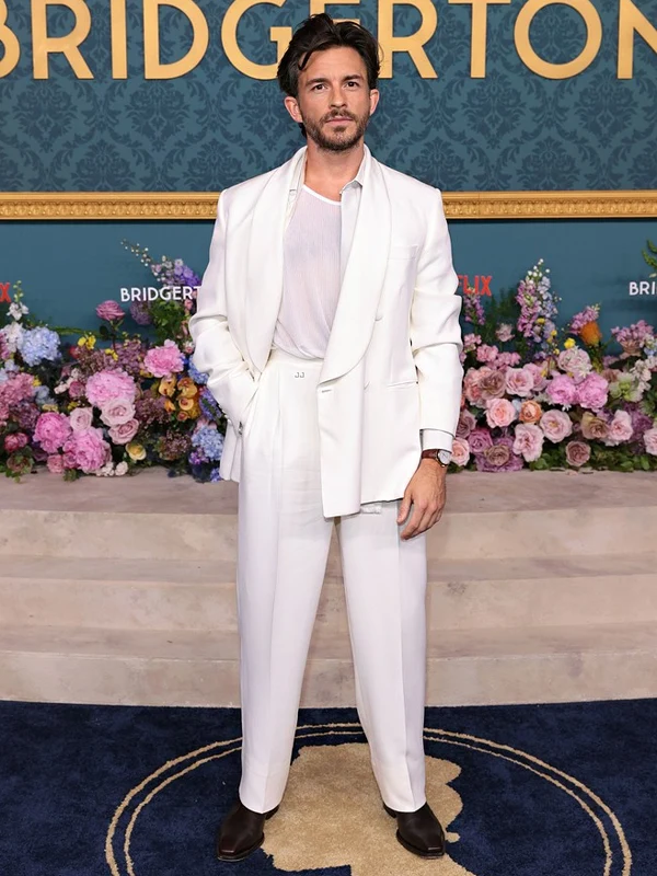 Jonathan Bailey 2024 Bridgerton Premiere White Suit