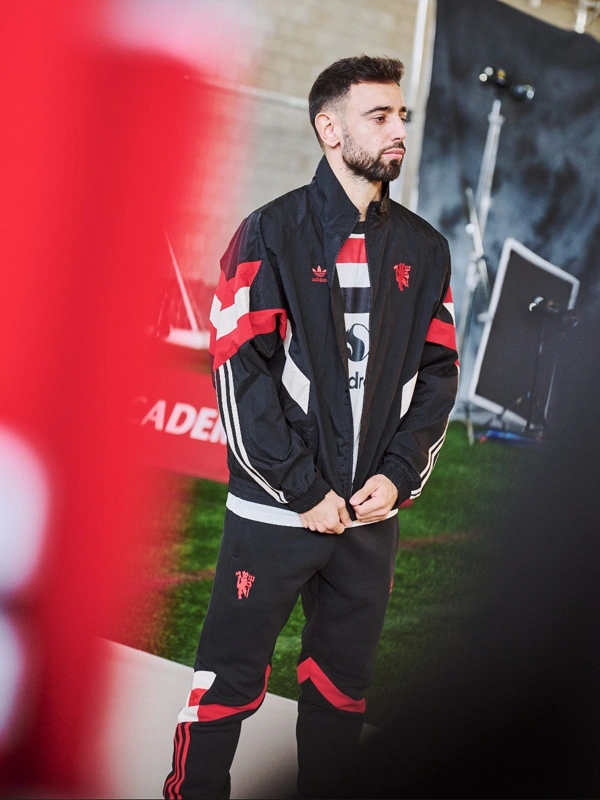 Man united new tracksuit online